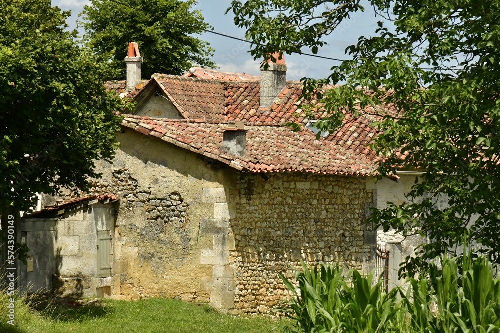 L'architecture rustique d'une vieille ferme abandonnée à Champagne-et-Fontaine au Périgord Vert 