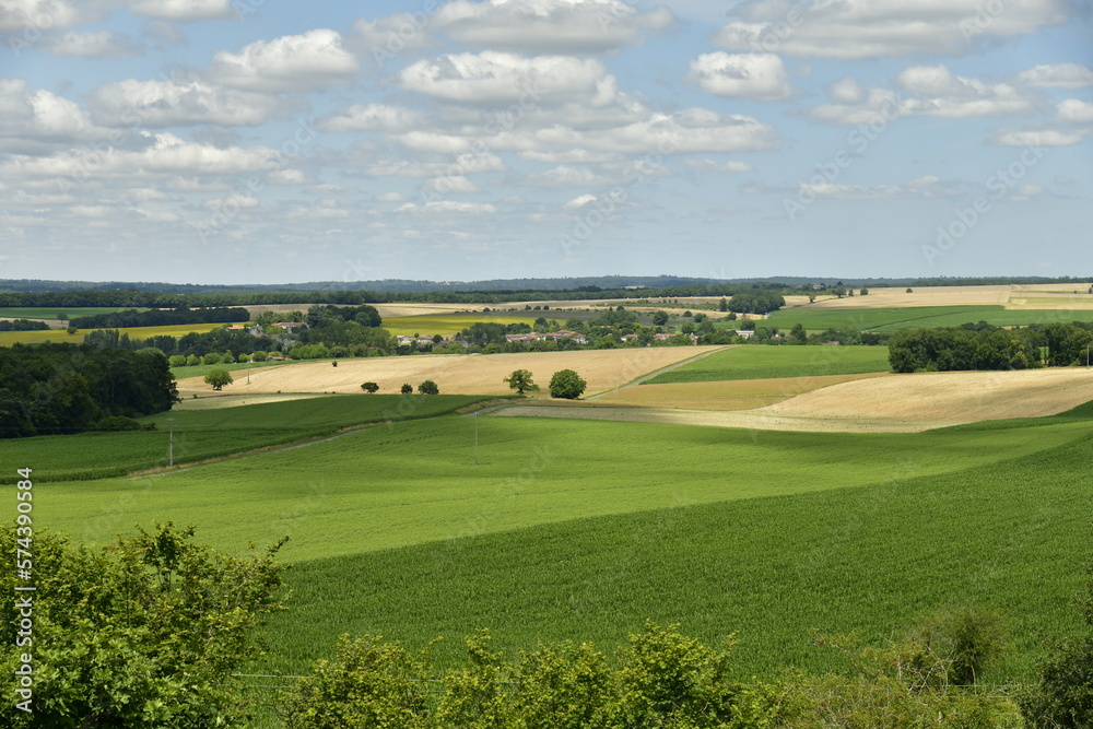 Vue vers le bourg de Fontaine dans l'immensité des champs depuis le puy de Versac au Périgord Vert Vue vers le bourg de Fontaine dans l'immensité des champs depuis le puy de Versac au Périgord Vert