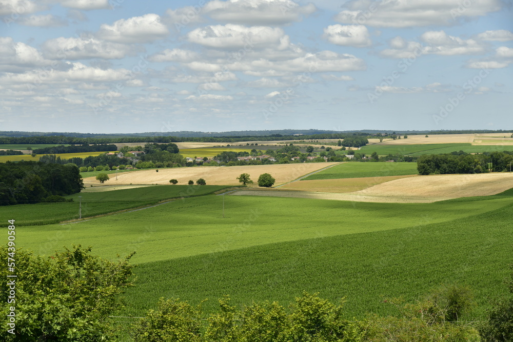 Vue vers le bourg de Fontaine dans l'immensité des champs depuis le puy de Versac au Périgord Vert 