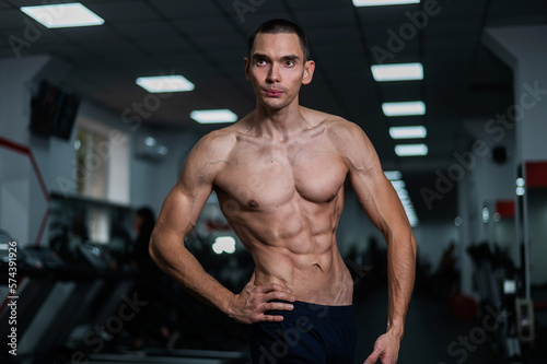 Shirtless man with sculpted body in the gym.  © Михаил Решетников