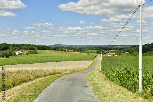 Route secondaire de campagne entre les champs d'agricultures à Vendoire au Périgord Vert 