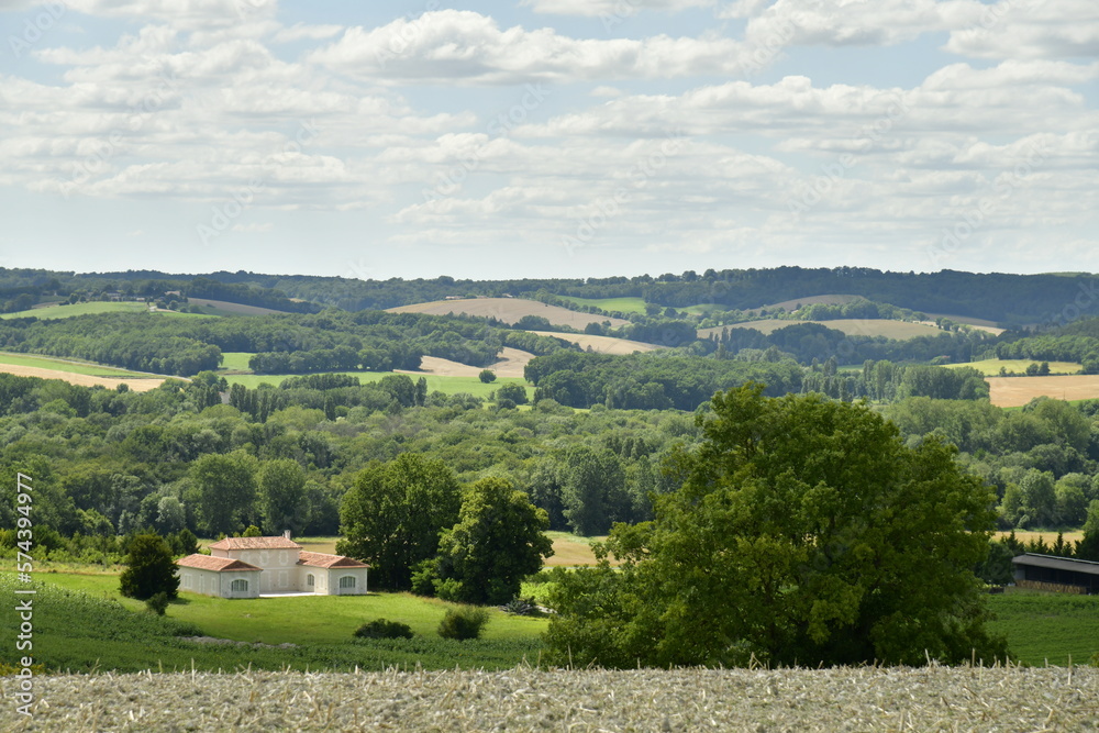 Naklejka premium La campagne aux environs de Vendoire entre bois et prairies au Périgord Vert 