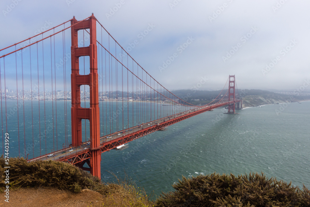Obraz premium View of the Golden Gate Bridge from the Battery Spencer overlook in Sausalito, California, USA.