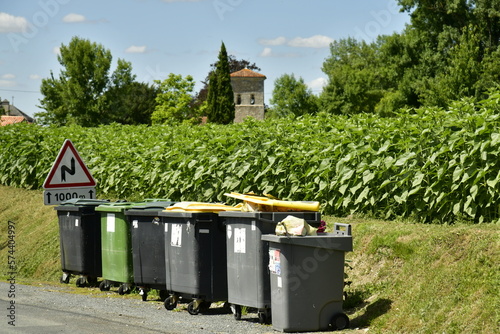 L'un des coins pour ordures au bourg de Vendoire au Périgord Vert 