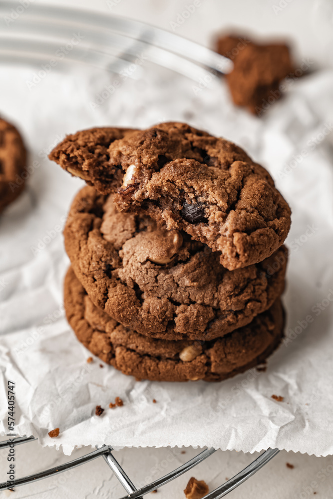 Fototapeta premium chocolate nut chip cookies on plate white background nutella