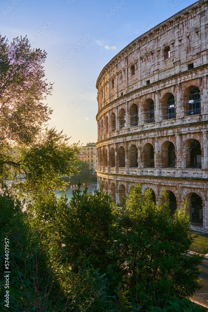 Kolosseum in Rom bei Morgensonne, Italien