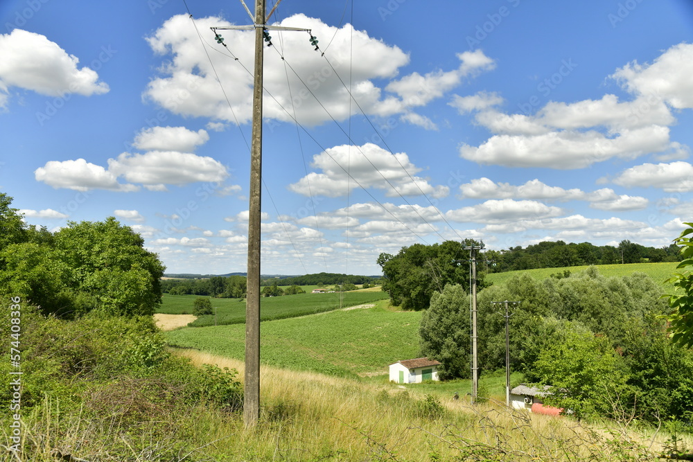 Fototapeta premium Ligne électrique triphasés traversant un paysage rural au Périgord Vert 