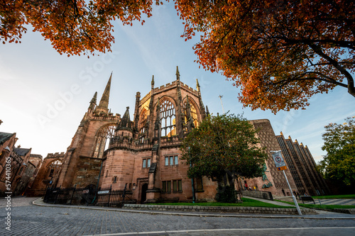Obraz na płótnie Framed view of Coventry Cathedral With winter trees in England w salonie