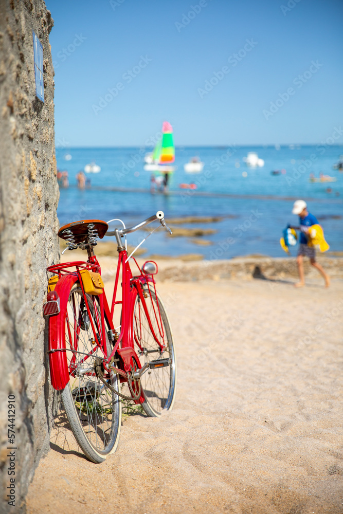 Fototapeta premium Vieux vélo rouge sur la plage en Bretagne.