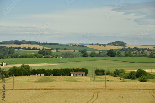 Le paysage rural en   t   sous un ciel gris pr  s du bourg de Champagne au P  rigord Vert 
