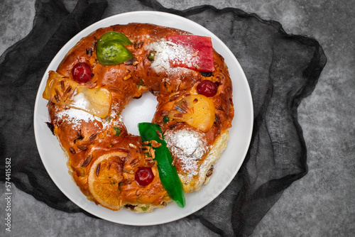 Tableau sur toile Bolo do Rei or King's Cake, Made for Christmas, typical Portuguese Christmas cak