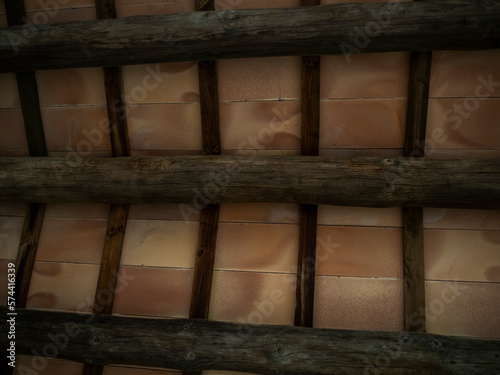 imagen detalle textura techo de baldosas con las vigas de madera