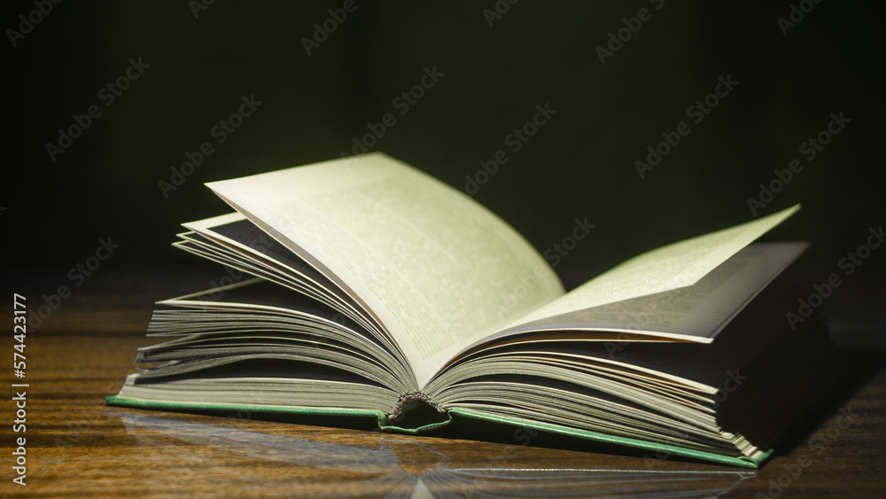 Obraz premium open old book on wooden table