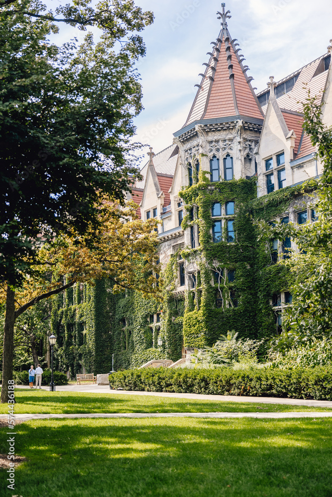 Obraz premium University of Chicago, beautiful old big college building with ivy and turret on sunny summer day