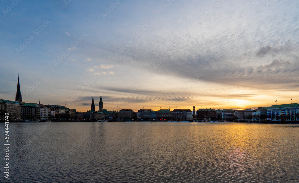 Panoramablick bei der Binnenalster in Hamburg zur goldenen Stunde, horizontal