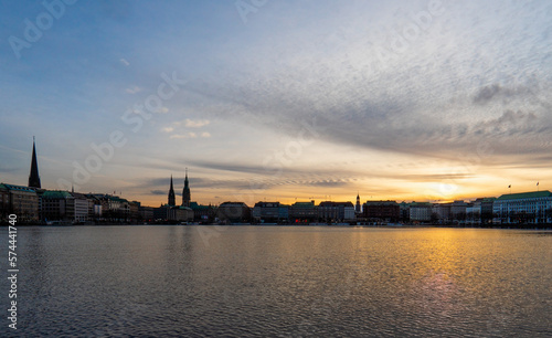 Panoramablick bei der Binnenalster in Hamburg zur goldenen Stunde, horizontal