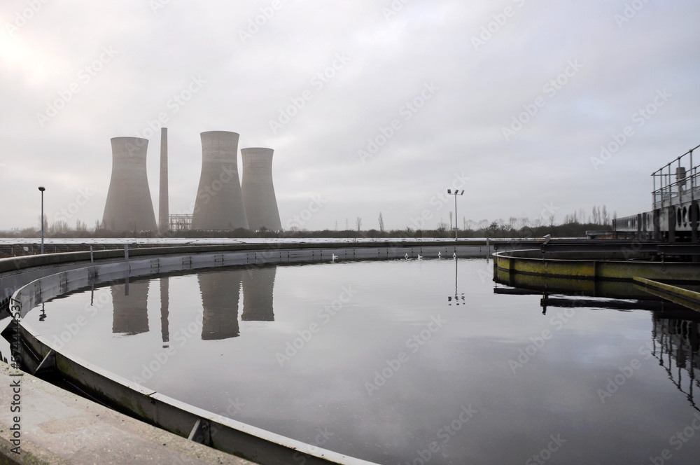 Naklejka premium Abwasserbecken mit Spiegelung des Kraftwerks