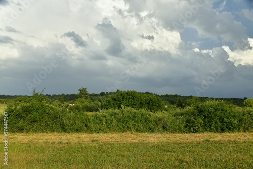 Nuage d'orage en formation sur un paysage rural près du bourg de Champagne au Périgord Vert 