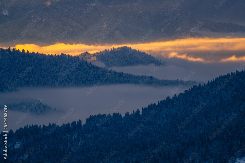 Fototapeta premium sunrise over the mountains
