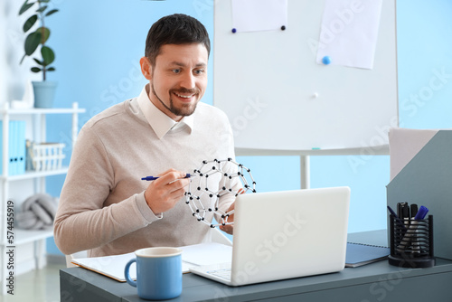 Male tutor with molecular m...