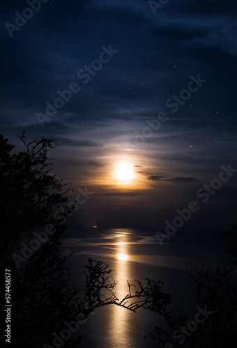 Mondlicht in der Nacht am Meer 