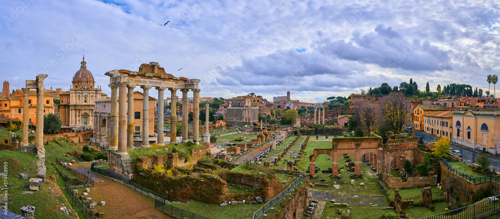 Das Forum Romanum mit dem Saturn-Tempel im Vordergrund in Rom, Italien