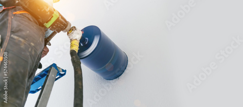Foto male worker preparing a chimney installation for a modern, energy saving heating stove