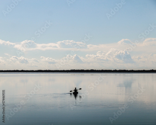 Homem remando caiaque na Baía de Siá Mariana, em Barão de Melgaço, Pantanal sul mato-grossense 