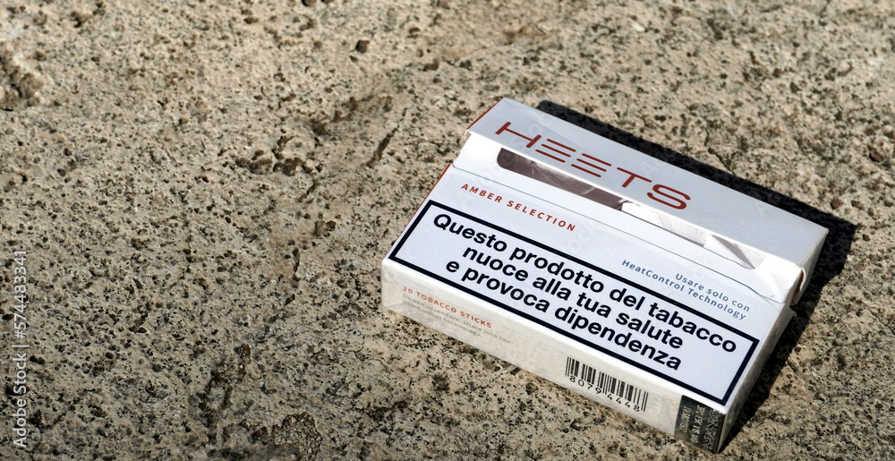 HEETS cigarette pack on low wall in the sun. PHILIP MORRIS Stock Photo