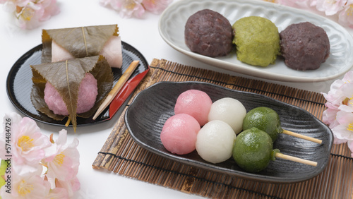 桜と和菓子(ぼたもち・三色団子・桜餅)　春のお花見・お彼岸イメージ