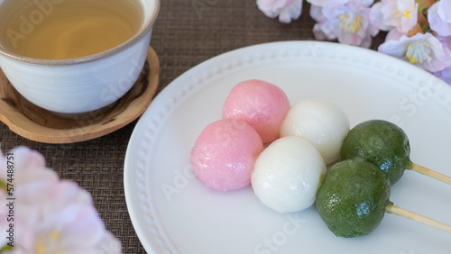 和菓子の三色団子と桜│お花見イメージ