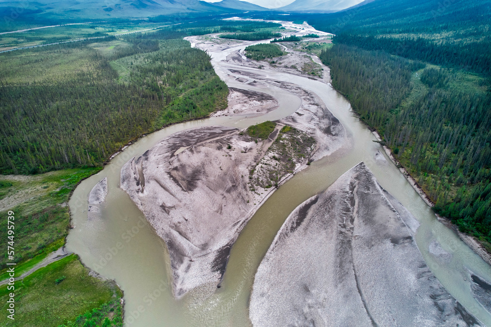 The breaded Dietrich River between the Coldfoot and the Deadhorse camp in Central Alaska 