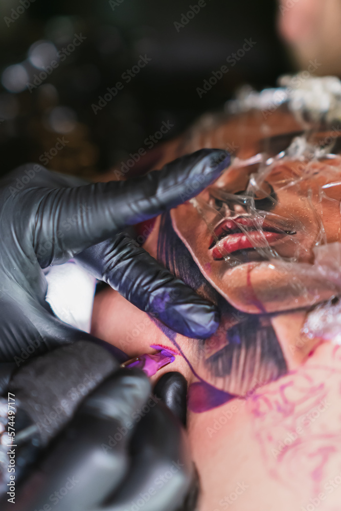 Tattoo in extreme detail in the process of colorization, use of biosafety elements