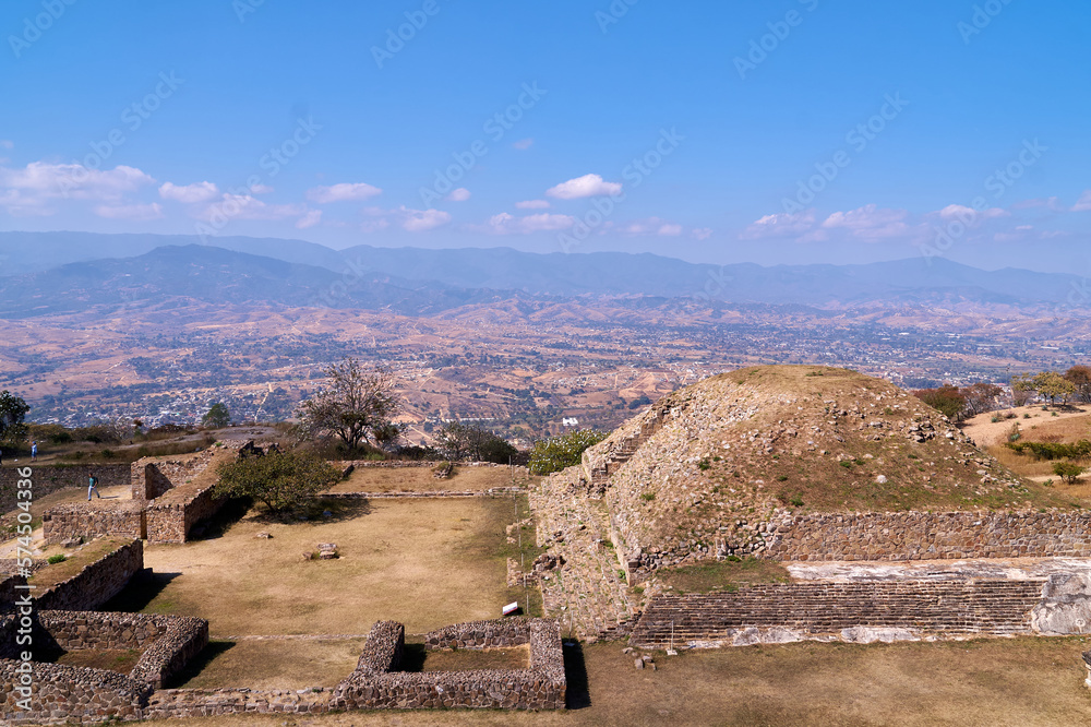 Ruinas de Monte Albán en Oaxaca, hermosos paisajes en la cima de una montaña con arboles antiguos cielo azul y caminos polvorientos