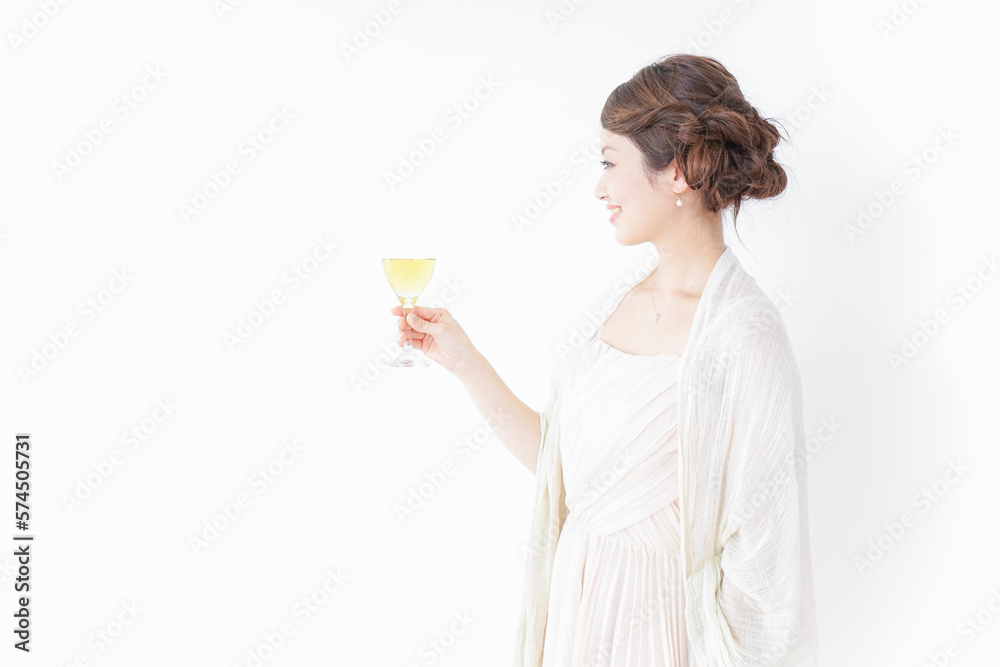 お酒を飲む女性