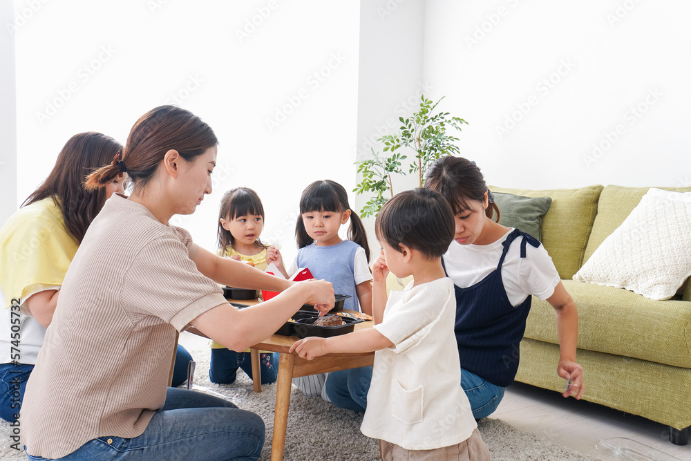 ごはんを食べる子どもとママ友