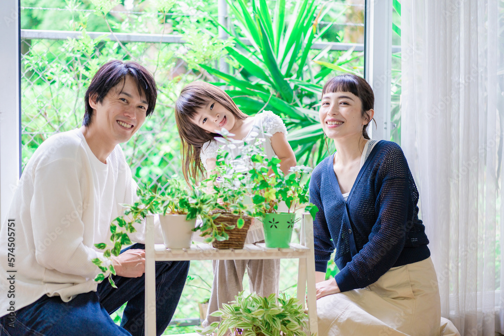 Obraz premium 子供と一緒にガーデニングをする家族