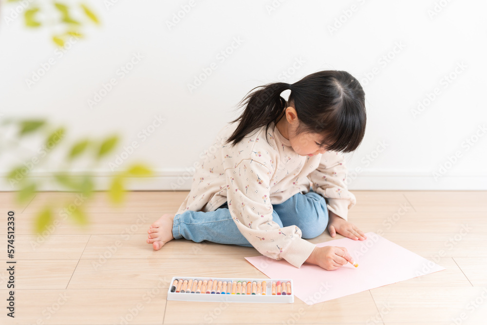 クレヨンでお絵描きする5歳の子供 クレヨンでお絵描きする5歳の子供