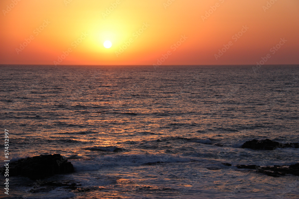 Fototapeta premium 水平線に沈む夕日 