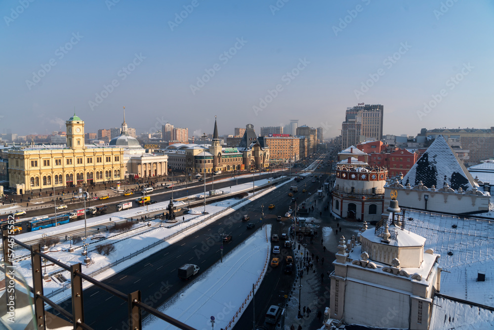 Ленинградский и Ярославский вокзалы на Комсомольской площади (площади трех вокзалов).