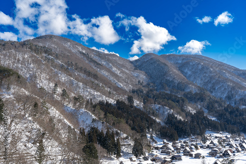 冬の白川郷の青空と雪の積もった山々