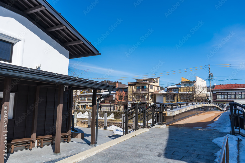 日本の飛騨高山にある朝市が行われる宮川の風景
