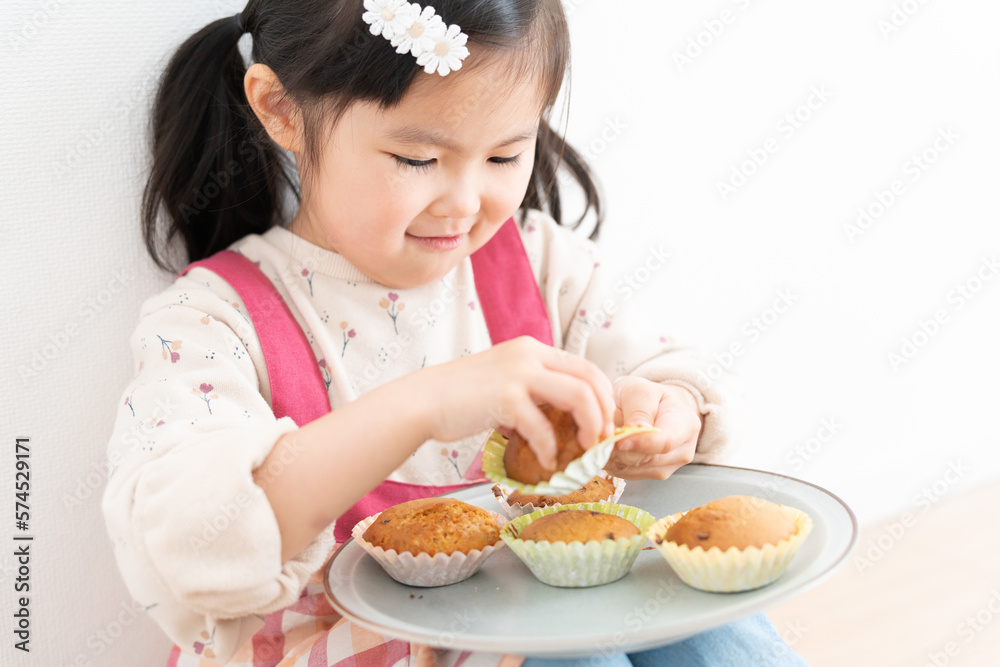 お菓子を食べる5歳の子供