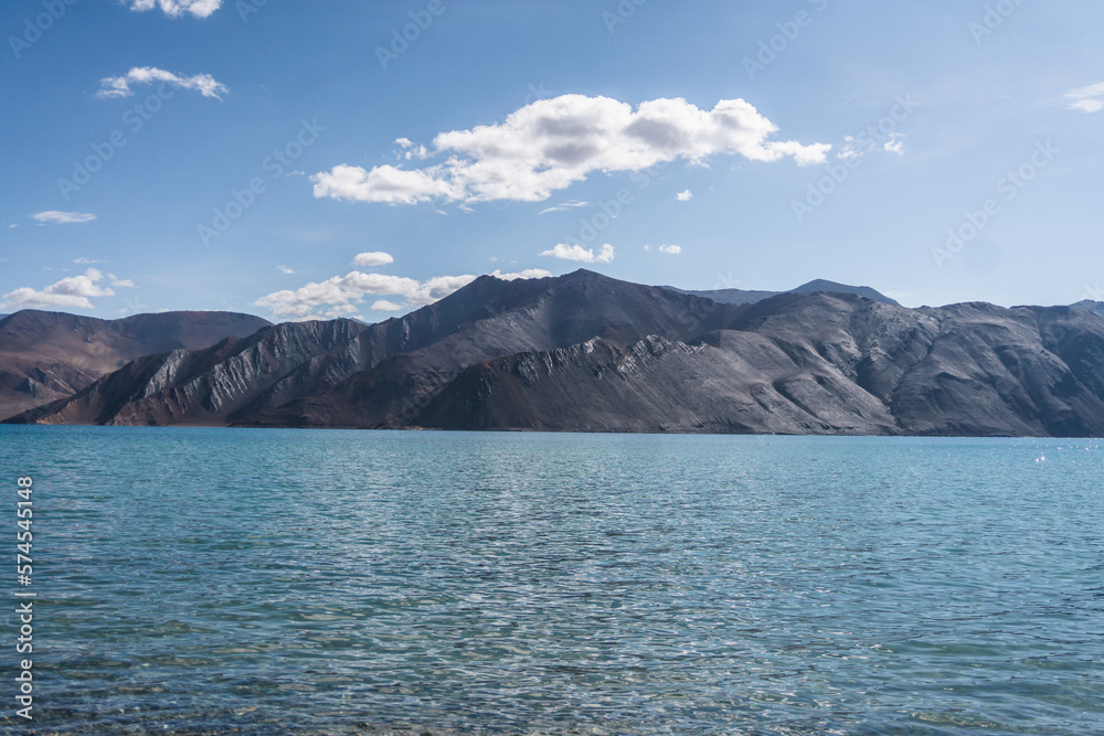Obraz premium beautiful landscape of Pangong tso with black mountain in background, Leh Ladakh, India