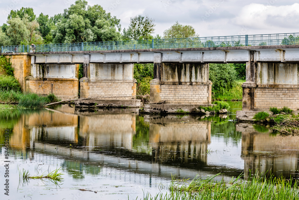 Vue rapprochée sur le reflet du pont de Gondreville Vue rapprochée sur le reflet du pont de Gondreville