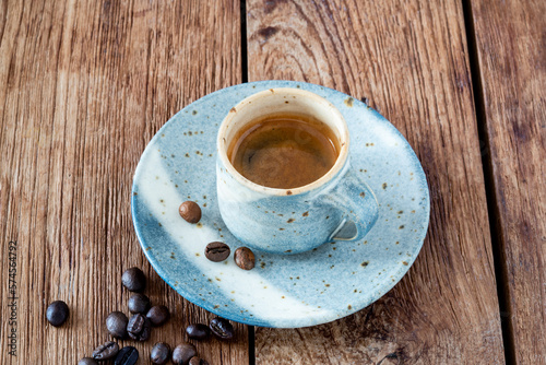 Espresso Steingut blau Holztisch Kaffeebohnen 