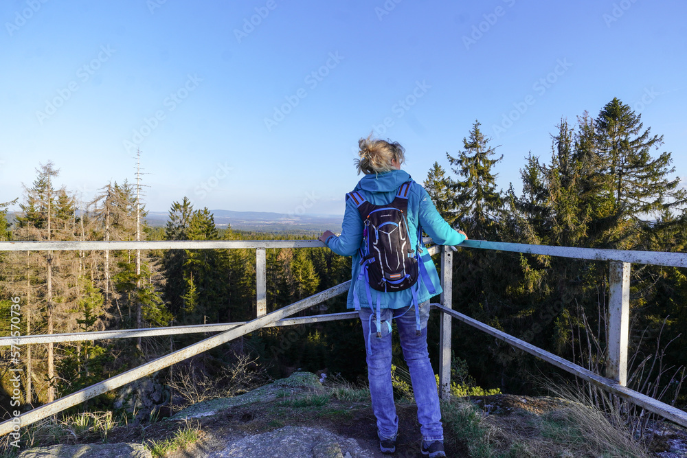 Frau beim Wandern im Fichtelgebirge  Weismainfelsen
