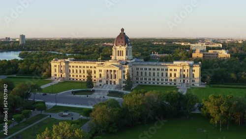 Wallpaper Mural Panning aerial shot over the Regina Legistlative Building in summer at sunset. Landscape background. Torontodigital.ca