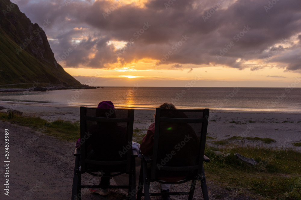 Observation du coucher de soleil sur l'océan en Norvège