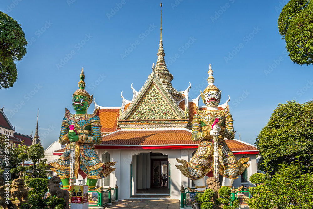 View at the Enter to Wat Arun in Bangkok, Thailand View at the Enter to Wat Arun in Bangkok, Thailand